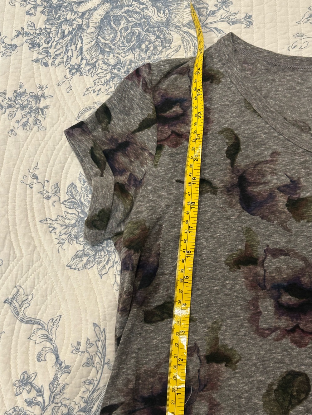 t.la Anthropologie Floral Print Short Sleeve Tee - Gray with Purple Flowers - Picture 2 of 4